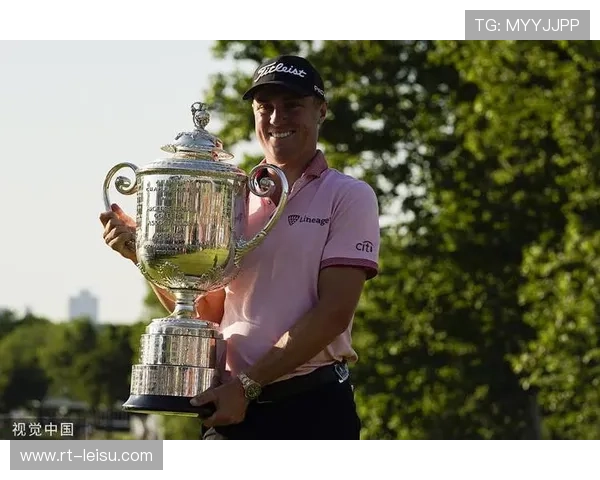 2012年PGA锦标赛麦克罗伊击球卡在树皮缝中，最终该洞保平标准杆并取胜